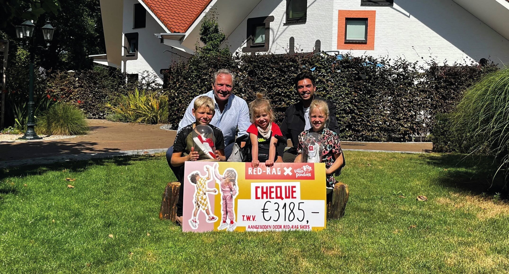 Red-Rag boys & girls overhandigd cheque aan Villa Pardoes!