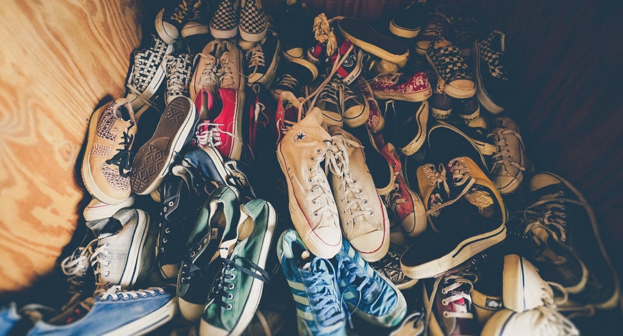 Hoeveel schoenen verstoffen er in de kast? 