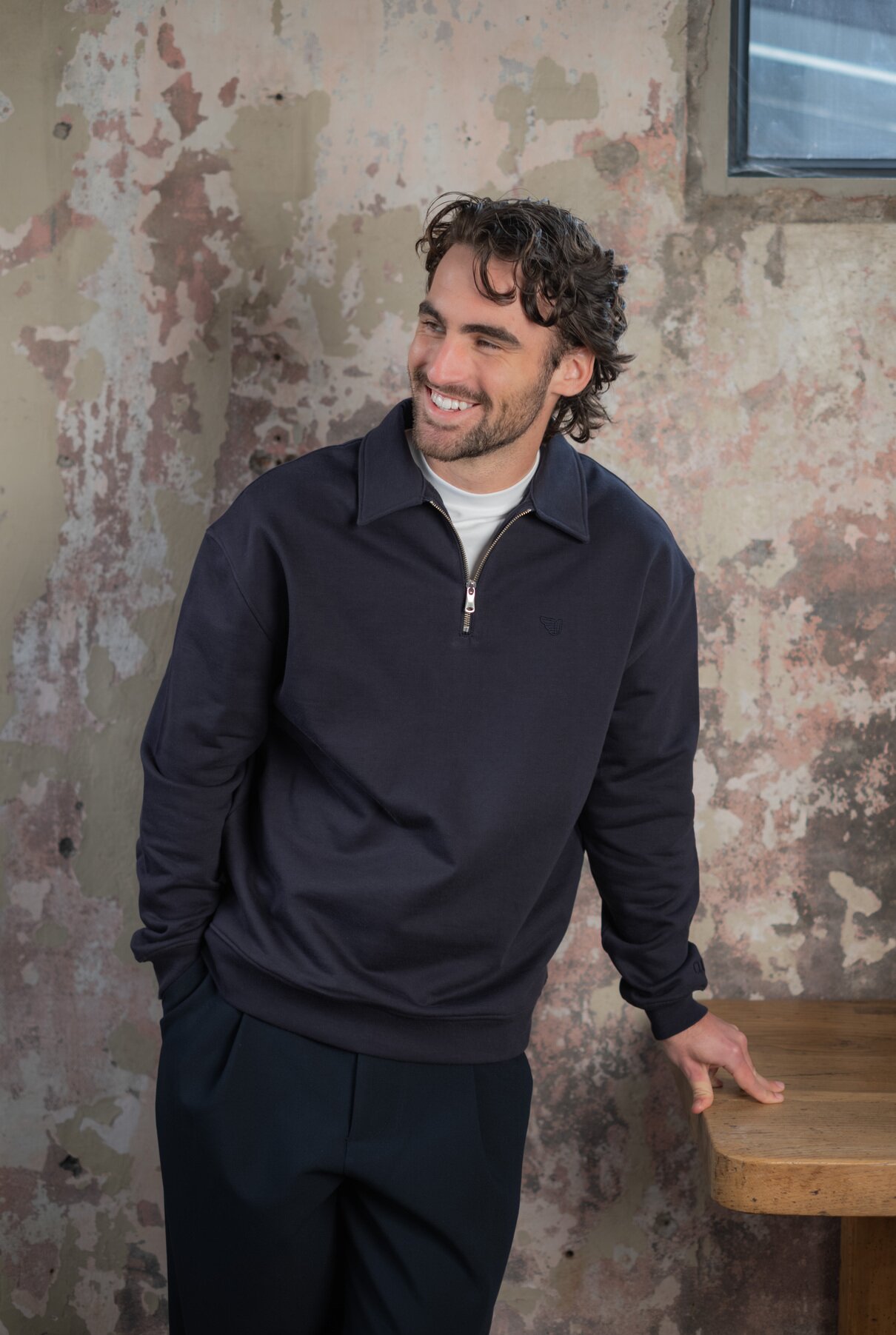 Club24_essential_zip_sweat_black_navy_jesse_1.jpg
