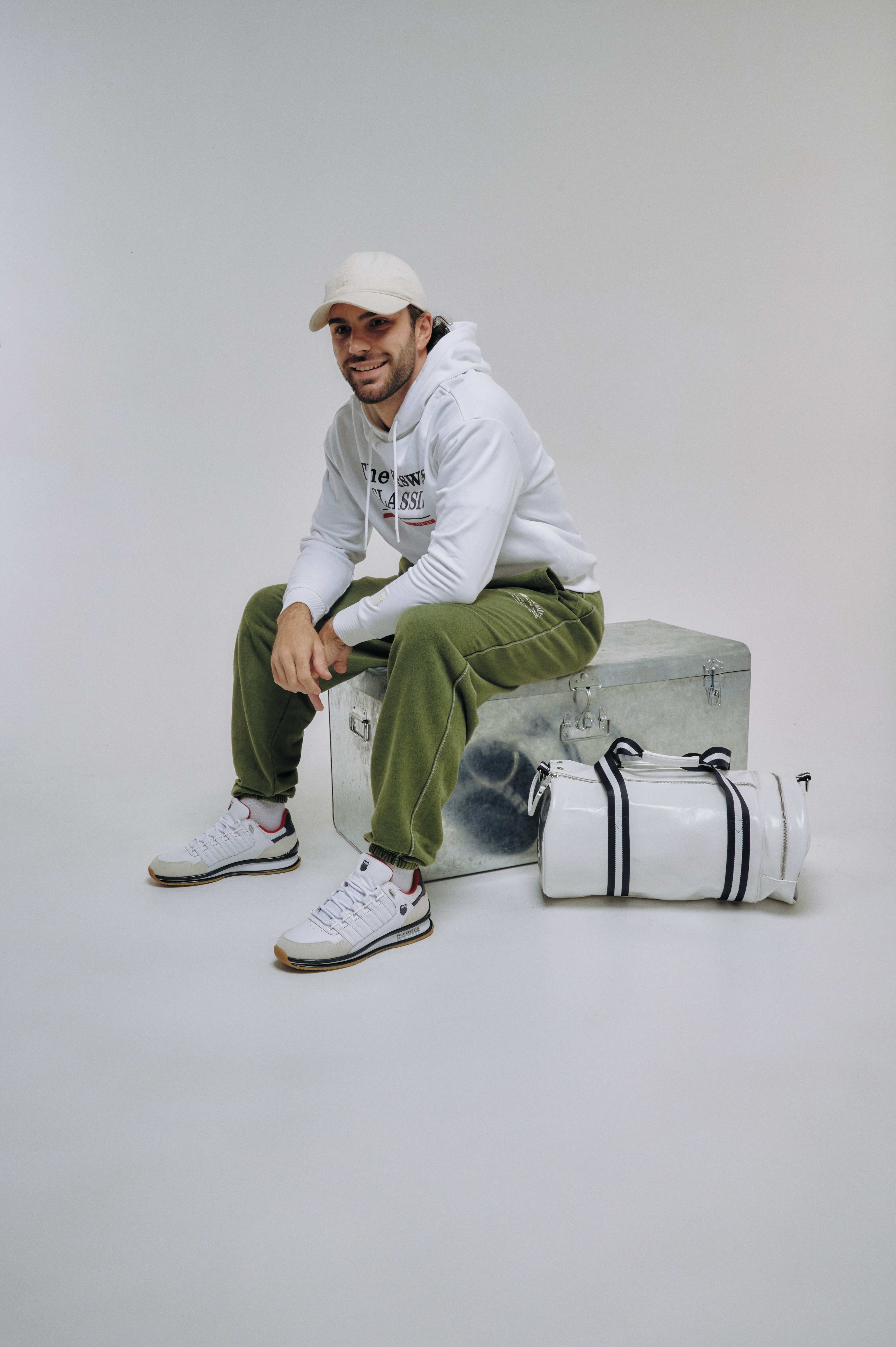 Rinzler-GT-08907-121-wht-pct-smba-gm-lifestyle-02.jpg
